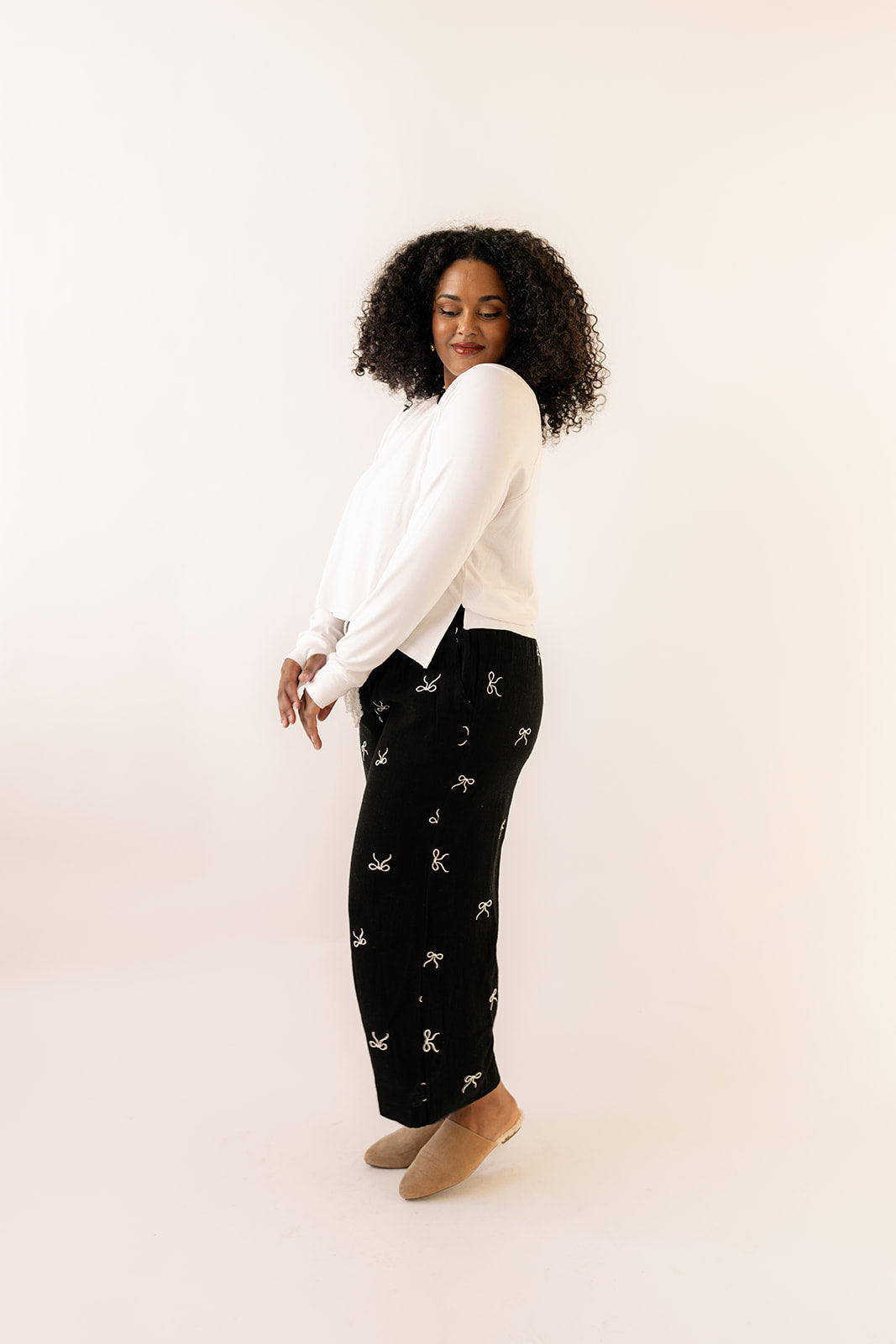 EMBRACING THE BOWS PANTS-BLACK image 4