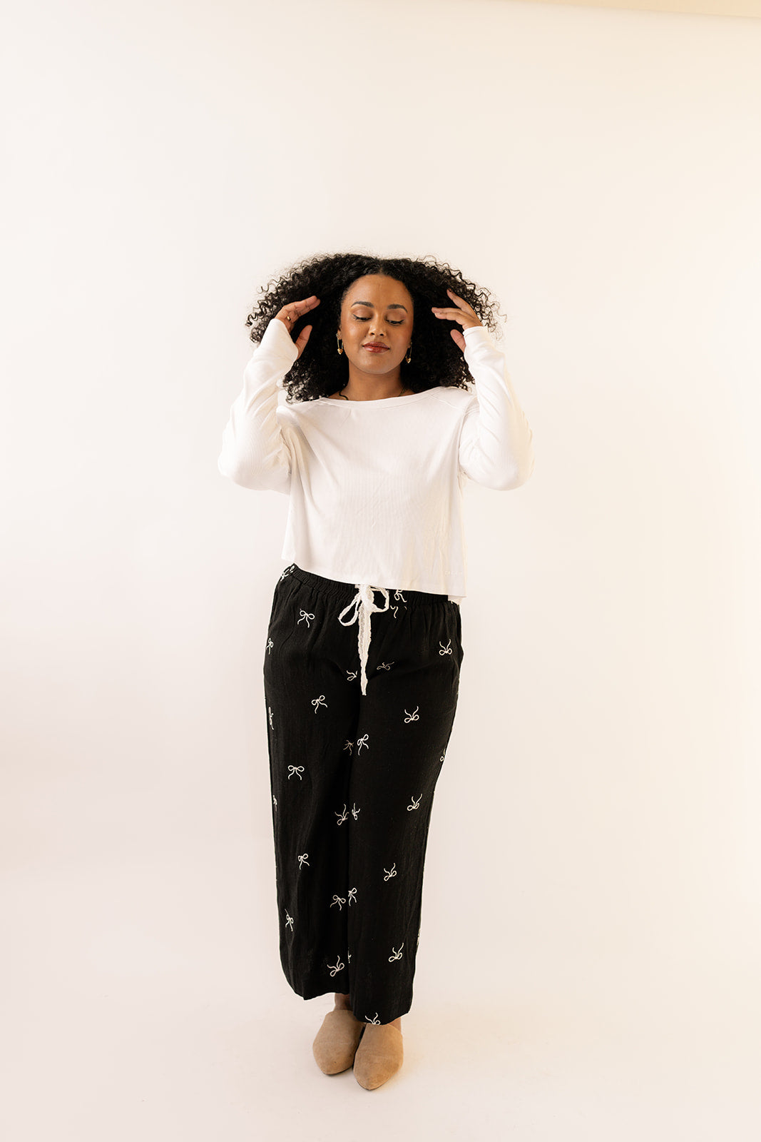 EMBRACING THE BOWS PANTS-BLACK image 2