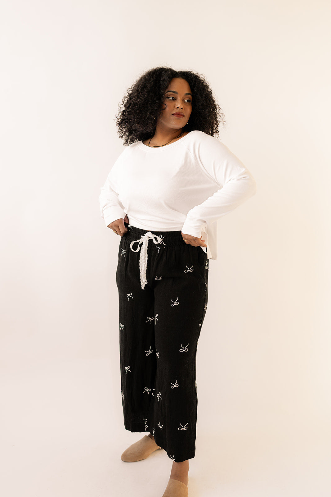 EMBRACING THE BOWS PANTS-BLACK image 1
