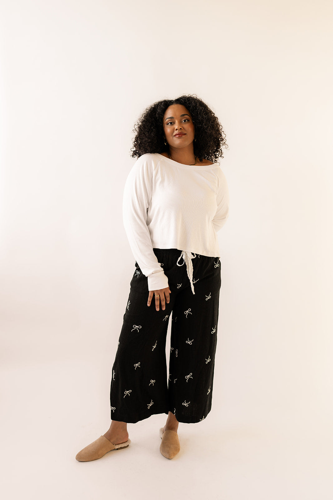 EMBRACING THE BOWS PANTS-BLACK image 3